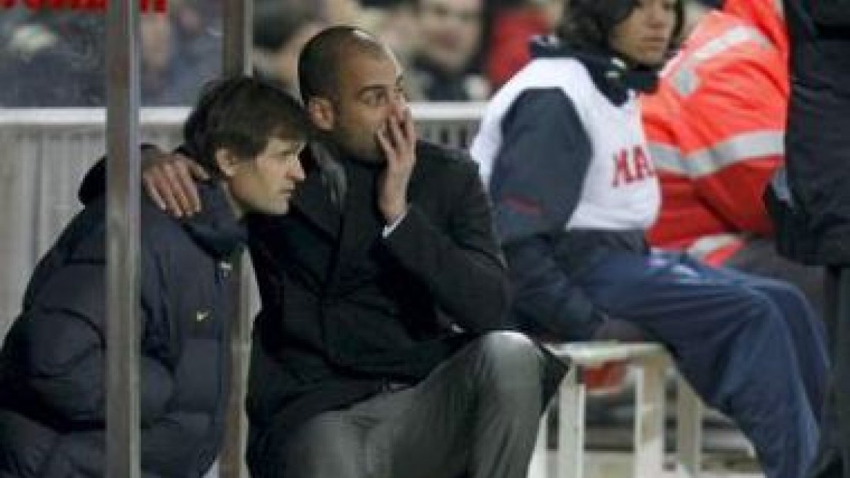 Pep Guardiola (d), charla con su segundo, Tito Vilanova.