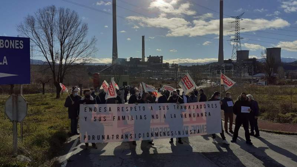 Trabajadores de Endesa se concentraron ayer ante la central térmica de Compostilla II. DL