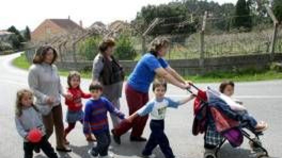 El INE constata que las mujeres siguen asumiendo el cuidado de los hijos y las personas mayores