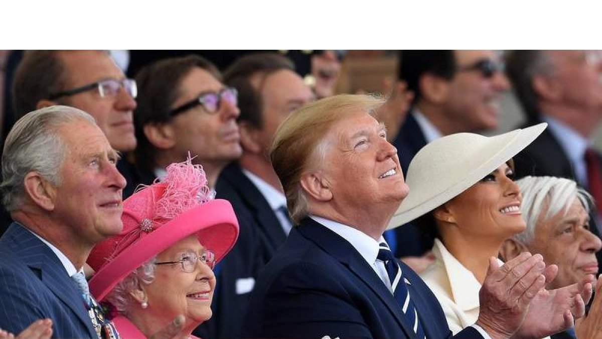 El príncipe Carlos de Inglaterra, la reina Isabel II, el presidente de los EE UU Donald Trump y su mujer, Melania. ANDY RAIN