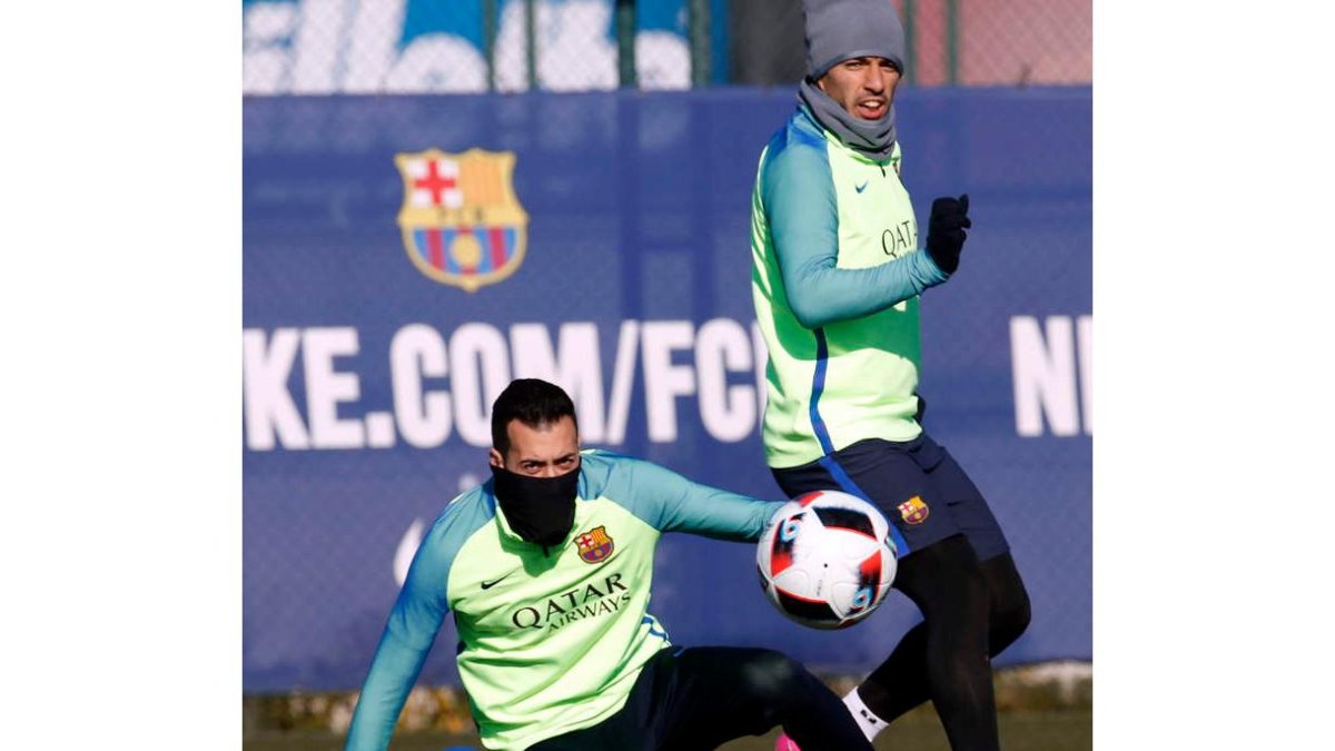 Busquets y Luis Suárez, durante un entrenamiento con el Barça. ESTÉVEZ