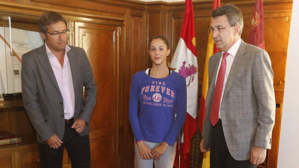 Carolina entre el diputado de Deportes, Emilio Orejas, y el presidente de la Diputación, Martínez Majo.