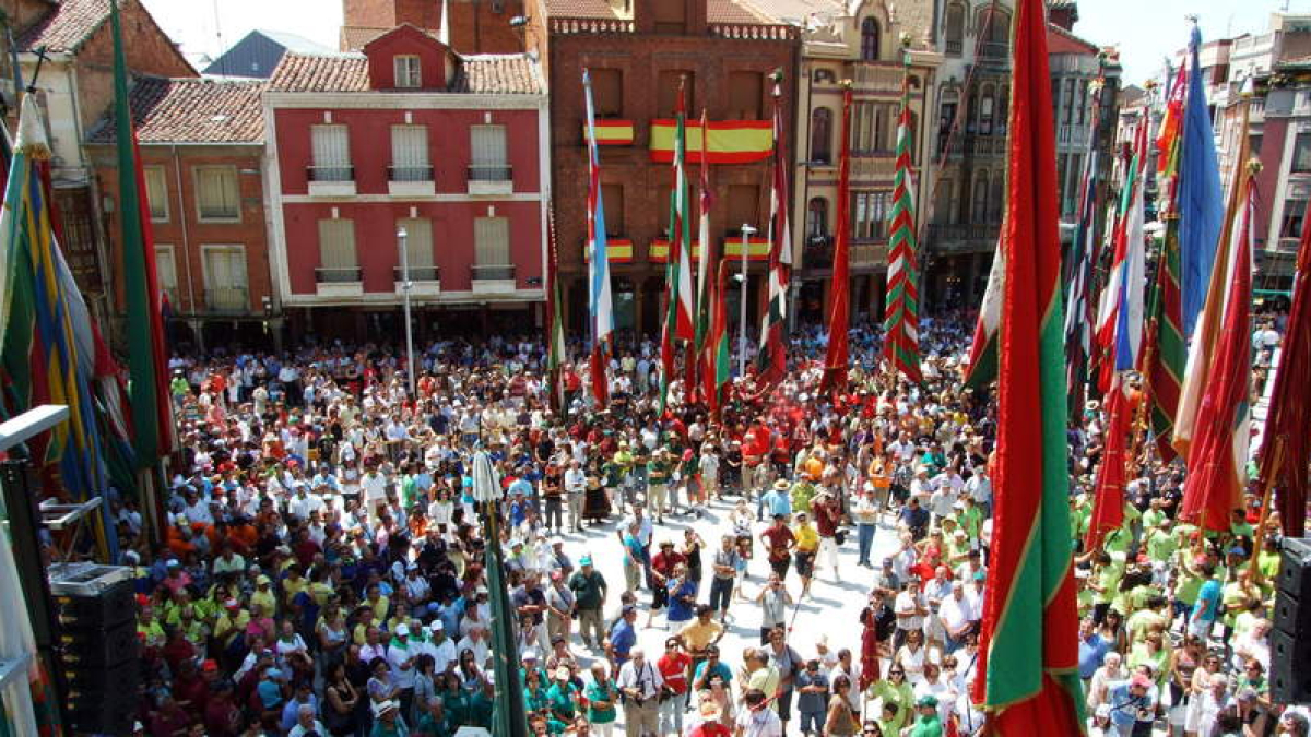Los pendones volverán a ondear bien alto en la plaza Mayor de La Bañeza. DL
