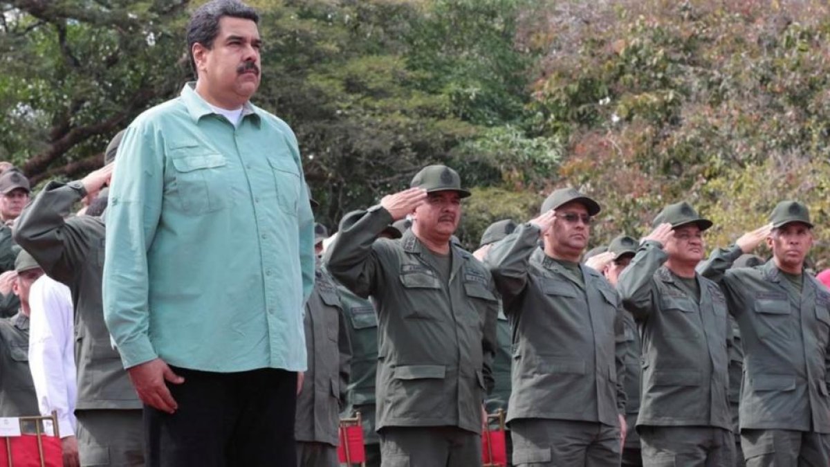 Maduro (izquierda), durante un desfile militar en Campo de Carabolo (Venezuela).