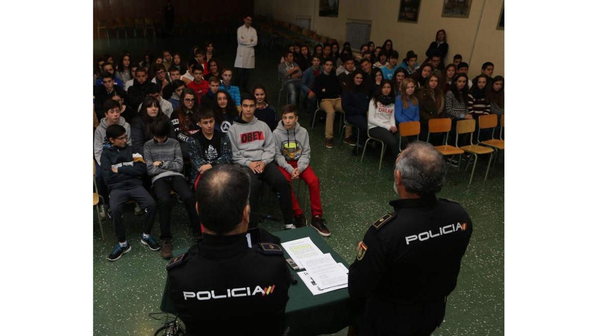 La charla tuvo lugar en el colegio Espíritu Santo.