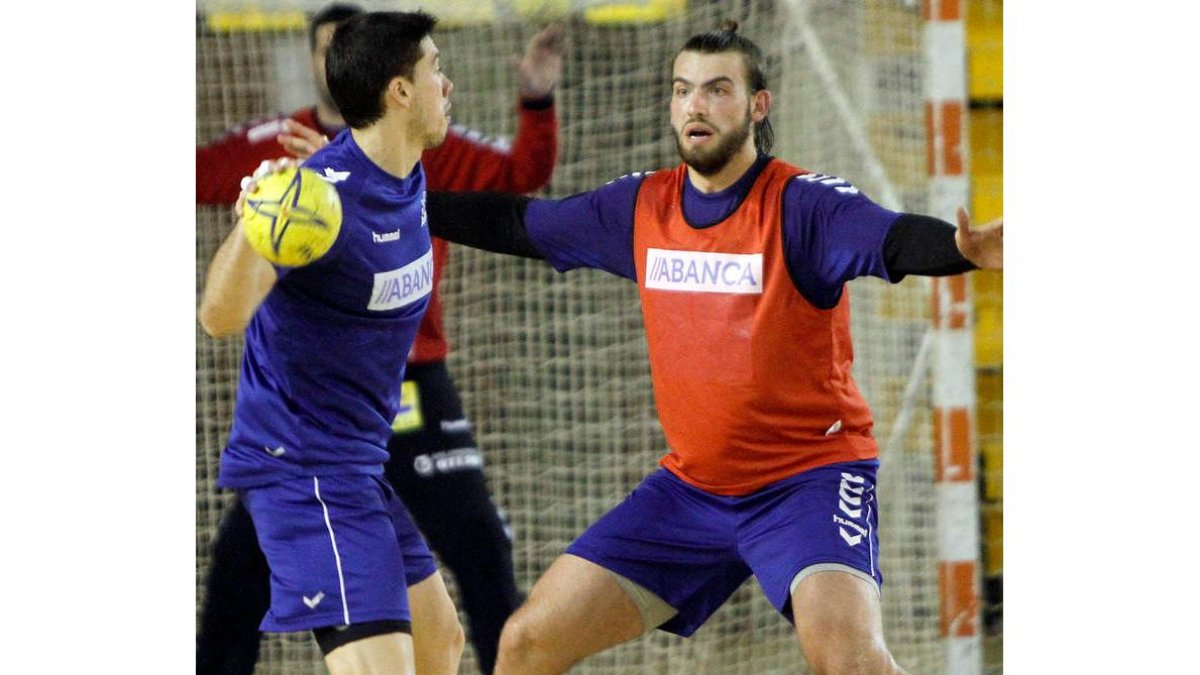 El Ademar necesita hoy los goles de Aguirrezabalaga y la aportación defensiva de Almeida.