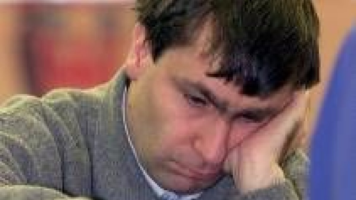 Vassily Ivanchuk, concentrado, estudia la jugada a desarrollar sobre el tablero