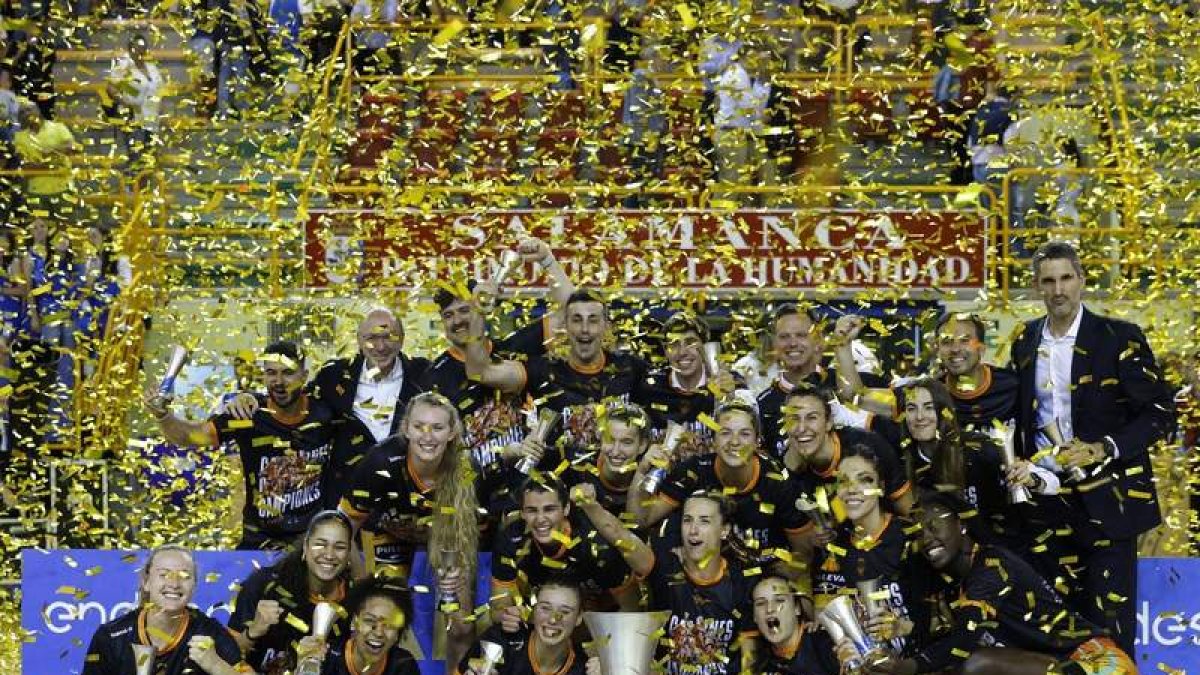 Ángela Salvadores junto a sus compañeras. VALENCIA BASKET