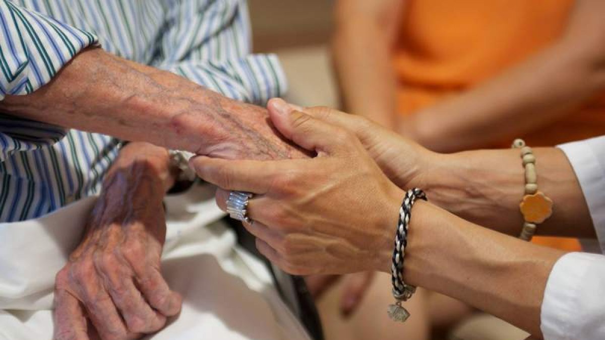 Las personas mayores son el colectivo más vulnerable ante un posible contagio.