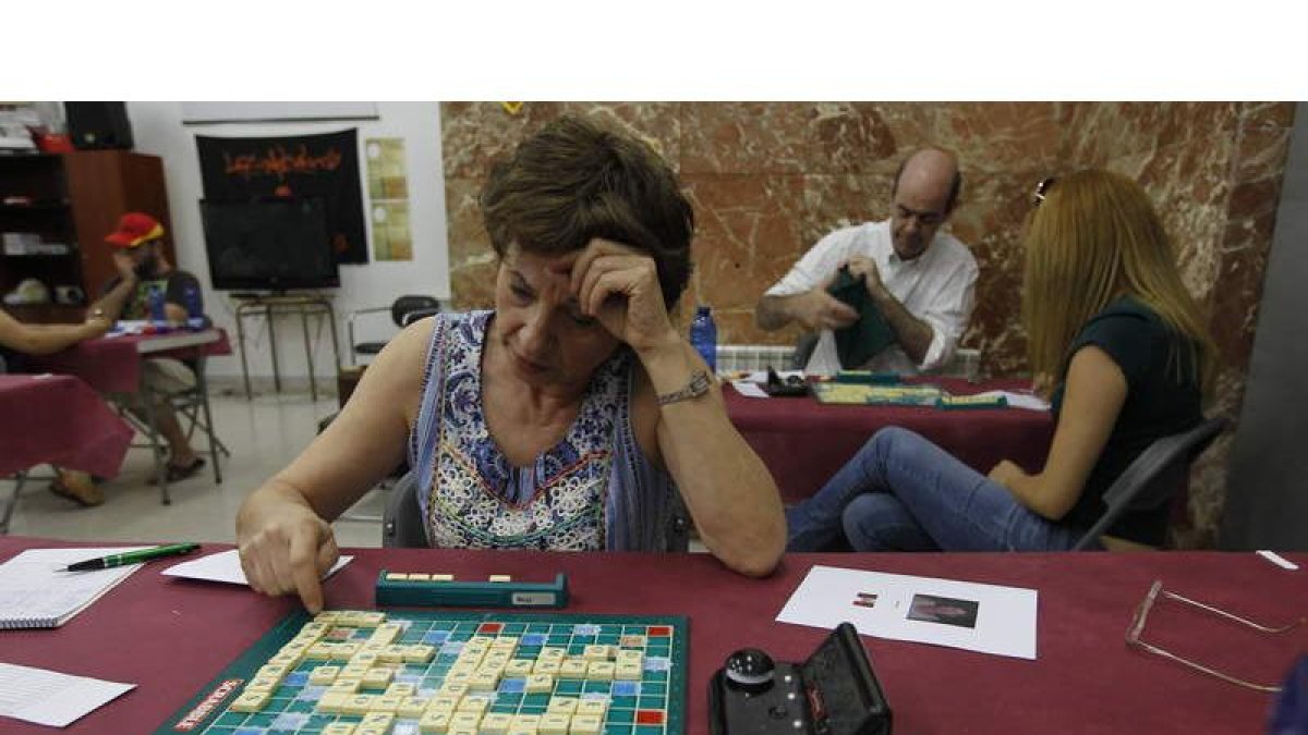 Una de las participantes piensa su próxima palabra.