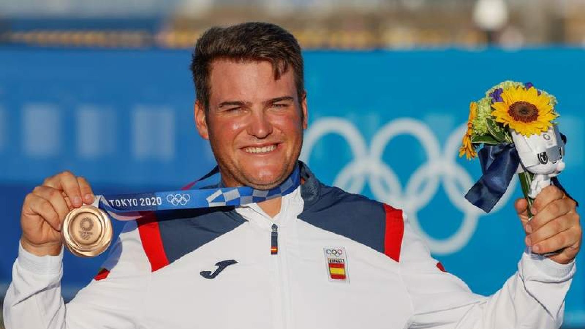 Cardona celebra en el podio tras hacerse con la medalla de bronce en la final de Finn. LAVANDEIRA JR