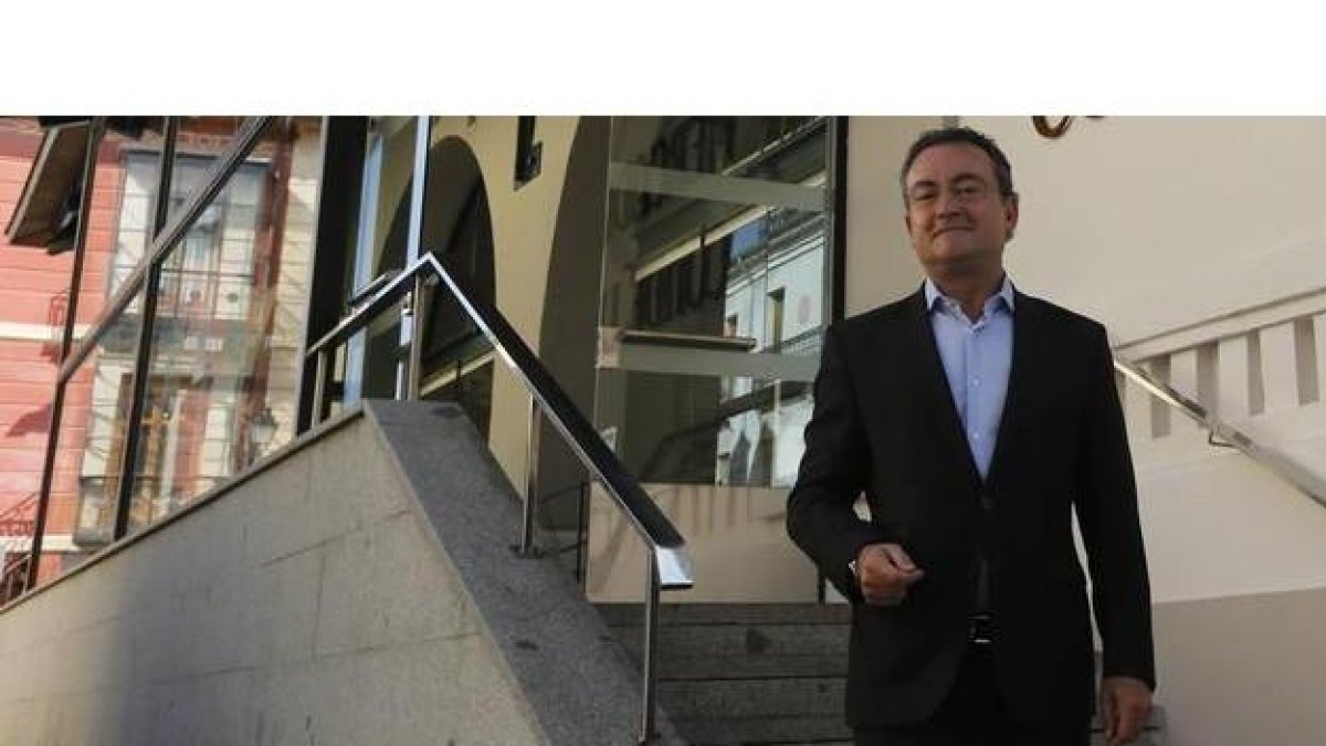 Fernando Salguero a la puerta del mercado del Conde Luna.