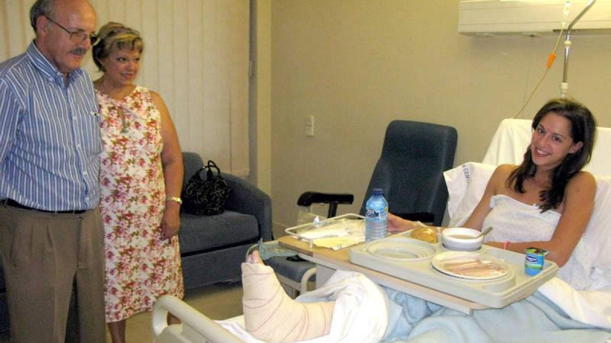 Carolina Rodríguez, feliz tras la intervención quiríurgica en le Clínica Cemtro que eliminaba sus dolencia en el tobillo derecho.