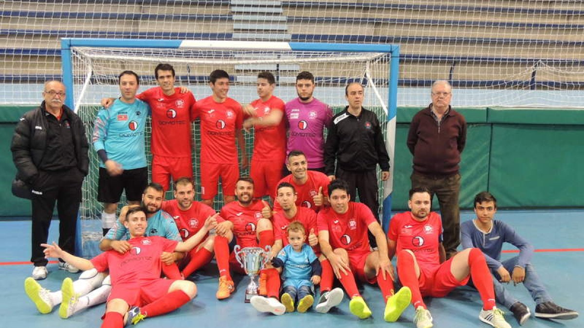 La selección de León posa con el trofeo de campeón autonómico al término de la competición. ASOFUSA