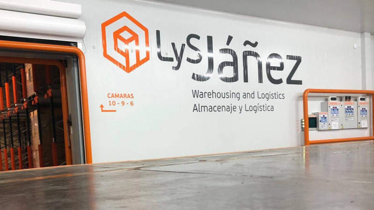 Naves de la compañía con su logotipo.