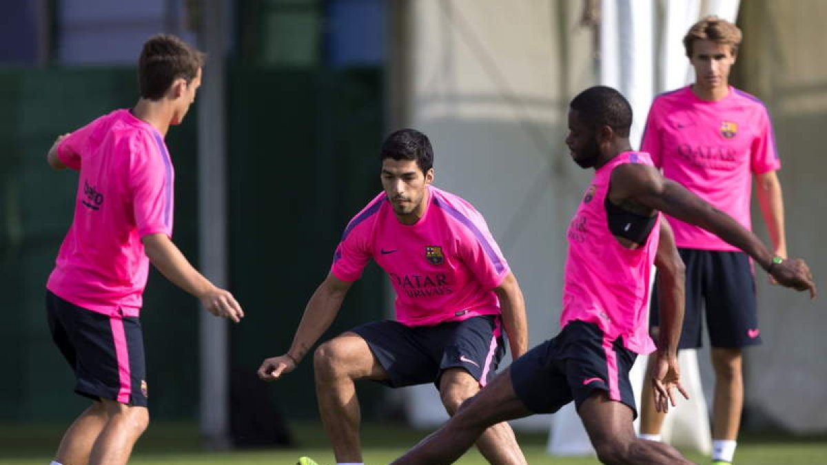 Luis Suárez, en en centro, durante su primer entrenamiento