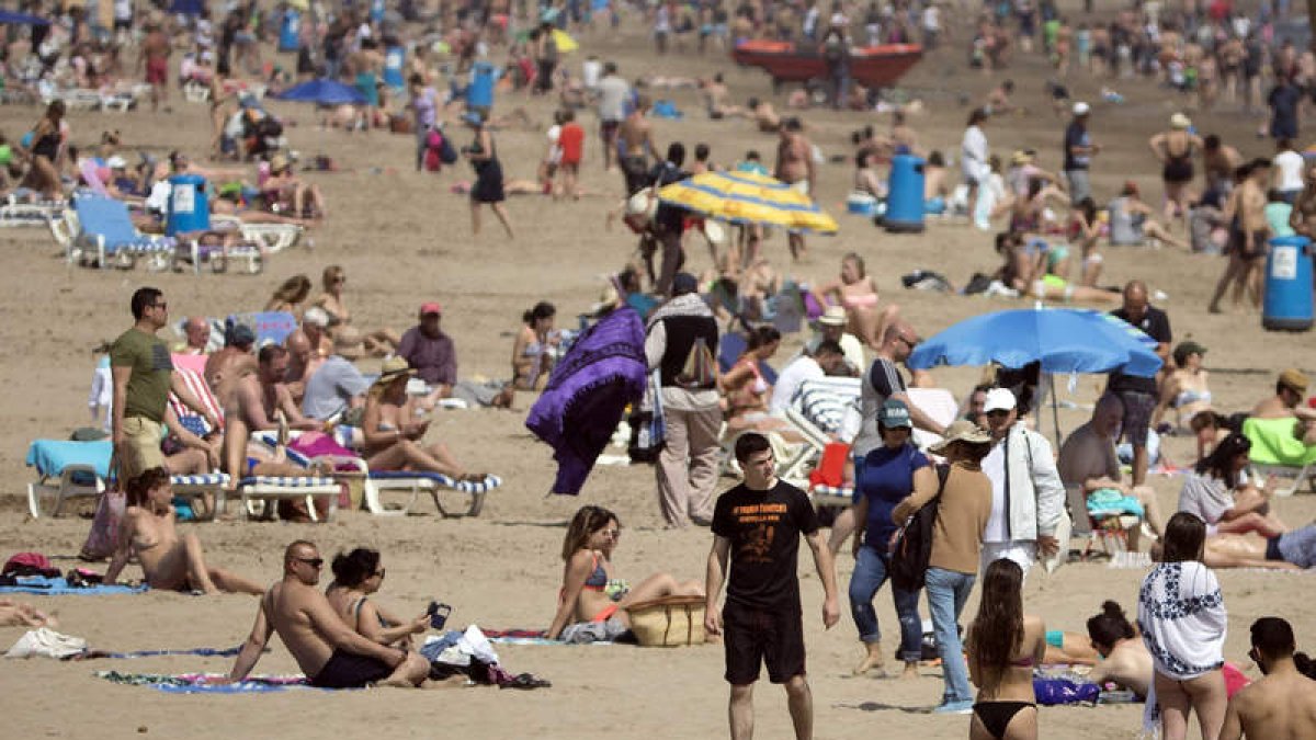 Situación que presentaba ayer la valenciana playa de la Malvarrosa. KAI FOERSTERLING