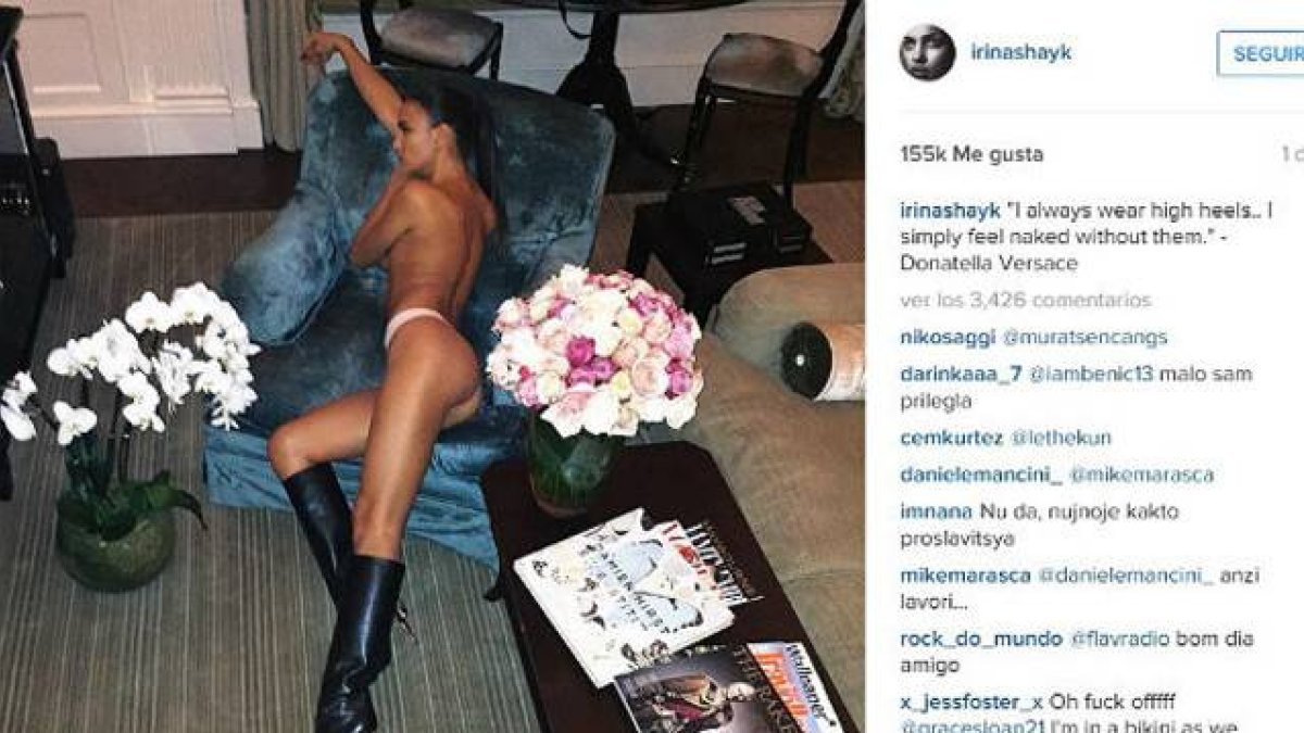 Irina, solo con un tanga y unas botas.