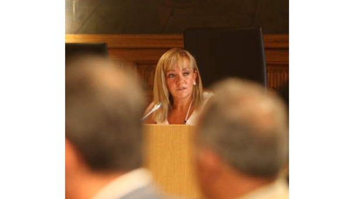 Isabel Carrasco, en un momento del pleno de ayer.