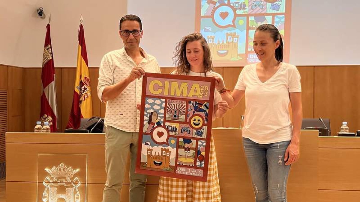 La ganadora del concurso de Cima presentando el cartel. DL
