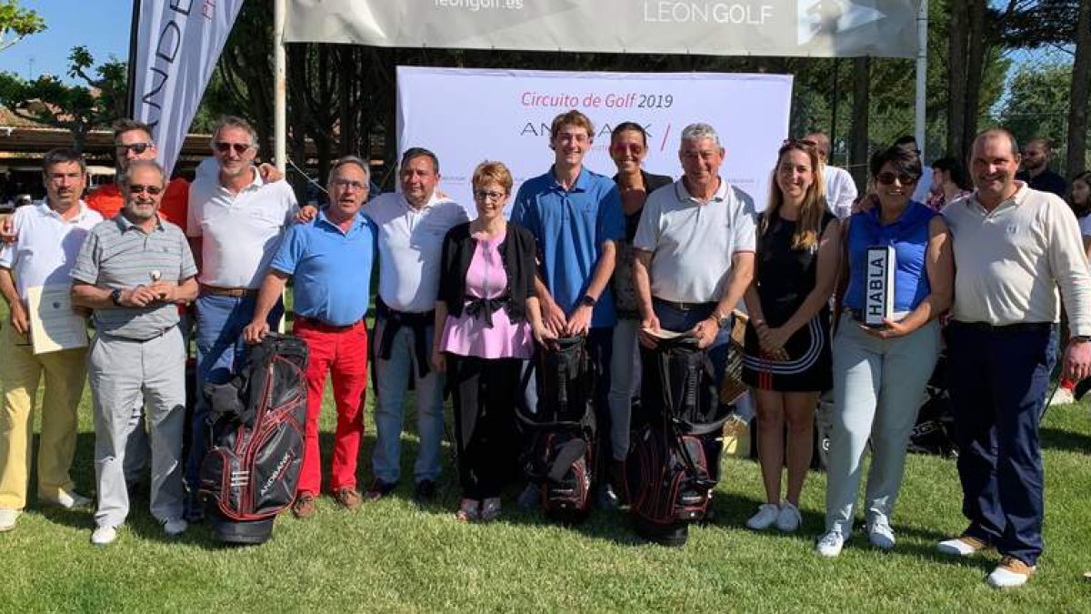 Foto de familia de los ganadores del Circuito Andbank que acogió el León Golf. DL