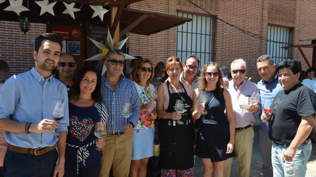 Un grupo de personas brinda con vinos de la Bodega Gordonzello, ayer en Gordoncillo. MEDINA