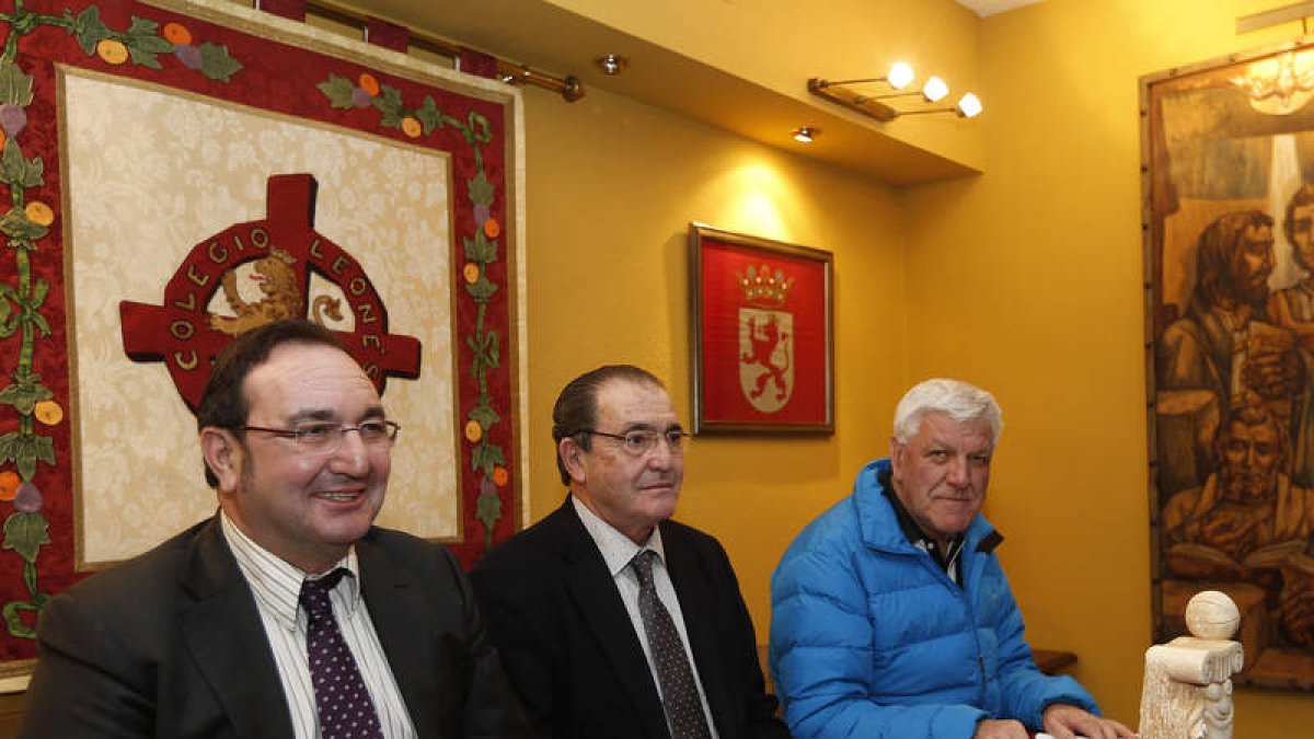 Manuel y David Belinchón junto a Pepe Estrada en la presentación del torneo del Colegio Leonés.