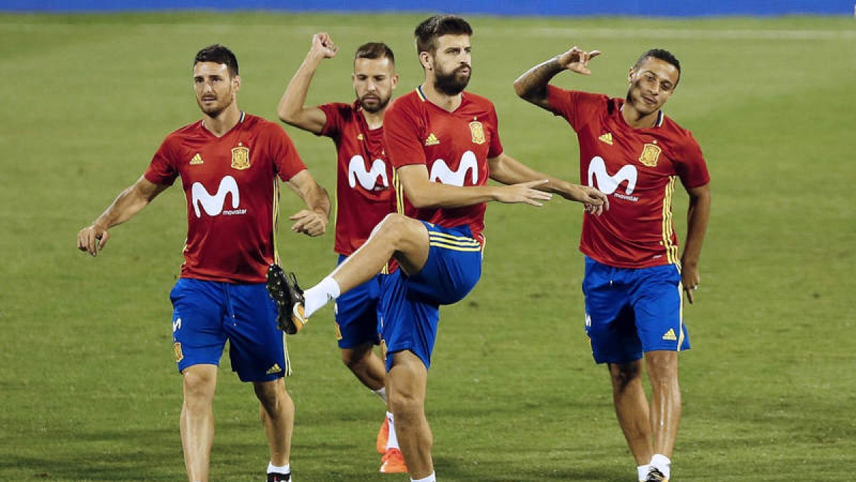 Gerard Piqué volverá a estar hoy en el ojo del huracán en el partido ante Albania. LORENZO