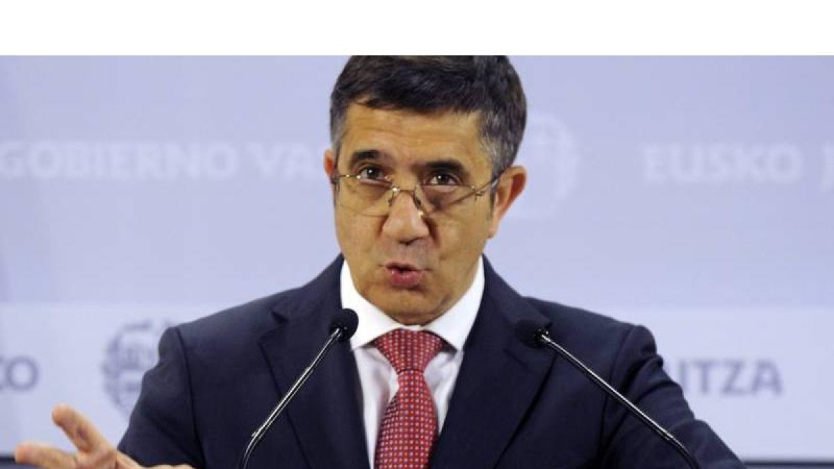 Patxi López , durante una rueda de prensa.