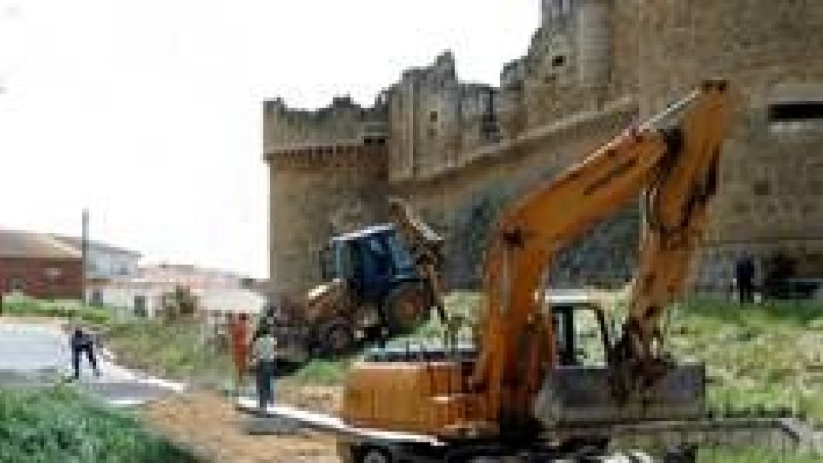 La última calle de Grajal en ser asfaltada, la del castillo, está siendo rematada