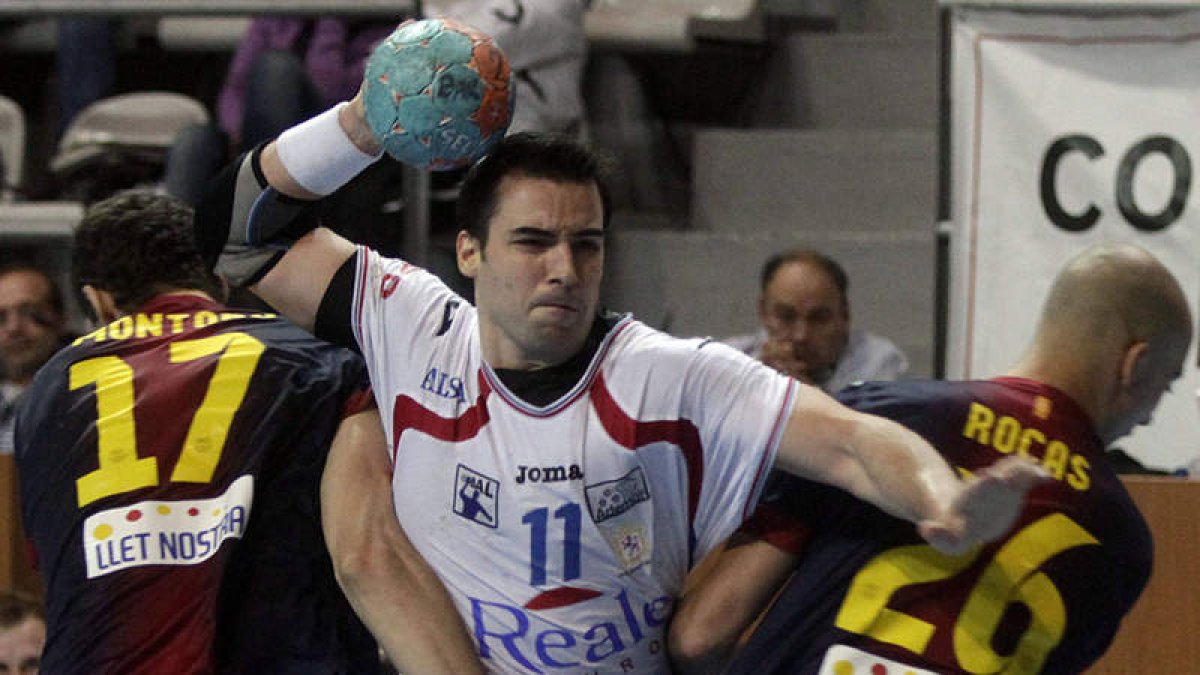 El lateral asturiano Carlos Ruesga, máximo goleador del partido, intenta una penetración a portería ante la oposición de Ángel Montoro y Albert Rocas.
