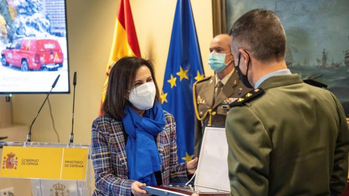 La ministra de Defensa, Margarita Robles, entrega una placa durante un acto de reconocimiento al trabajo del Primer Batallón de la UME y del Grupo Táctico del Ejército de Tierra en la borrasca Filomena esta mañana. RODRIGO JIMÉNEZ