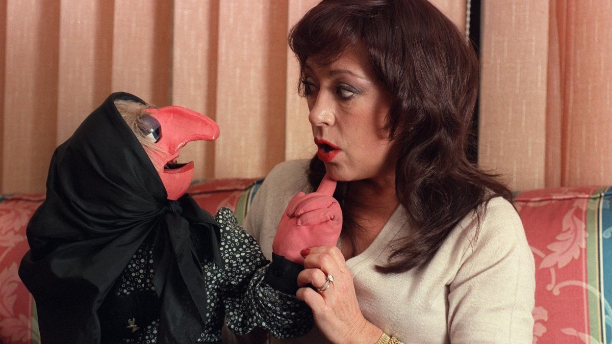 La ventrilocua Mari Carmen con Doña Rogelia. EFE