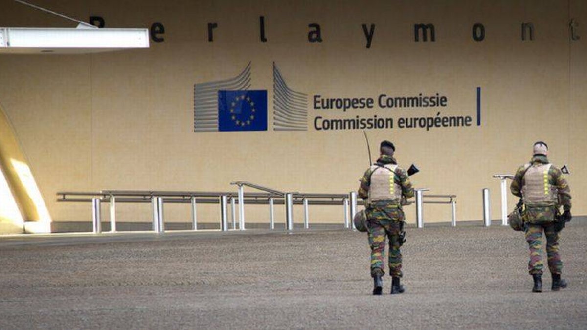Dos militares patrullan en los alrededores del Parlamento Europeo, este lunes en Bruselas.