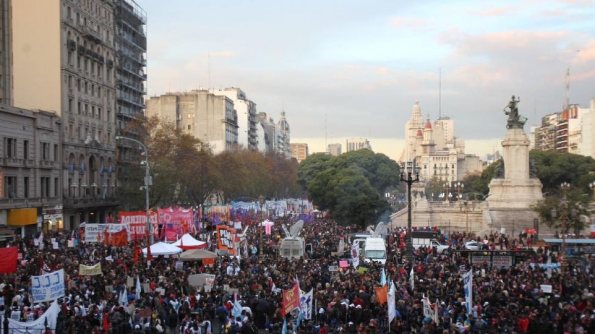 Miles de personas marchan en Buenos Aires para protestar contra la violencia machista al grito de