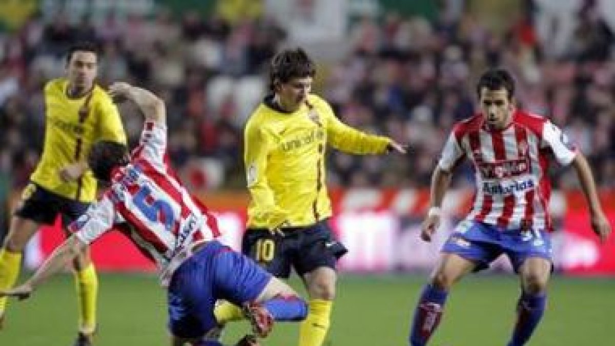 Messi (c), conduce el balón ante Rivera (2i) y Portilla (d).