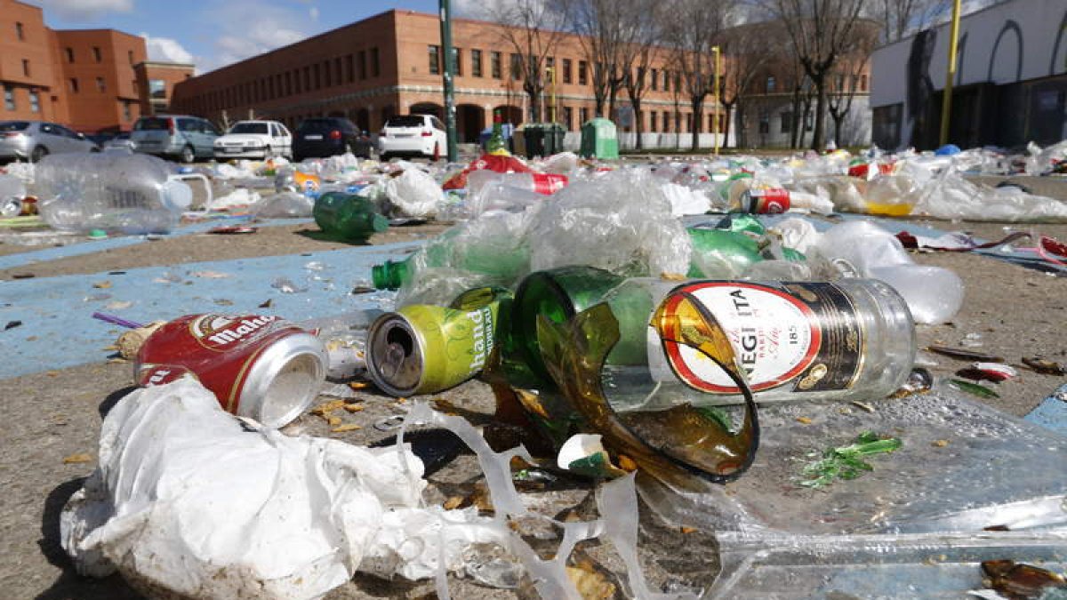 Restos de la polémica fiesta de Industriales, que dejó el campus inundado de cascos y basura durante cuatro días. RAMIRO