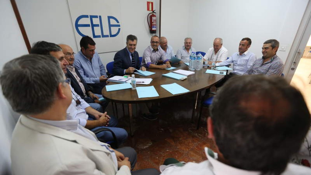 En el centro, bajo el anagrama, Javier Morán y Javier Cepedano con la nueva directiva de Fele-Bierzo.