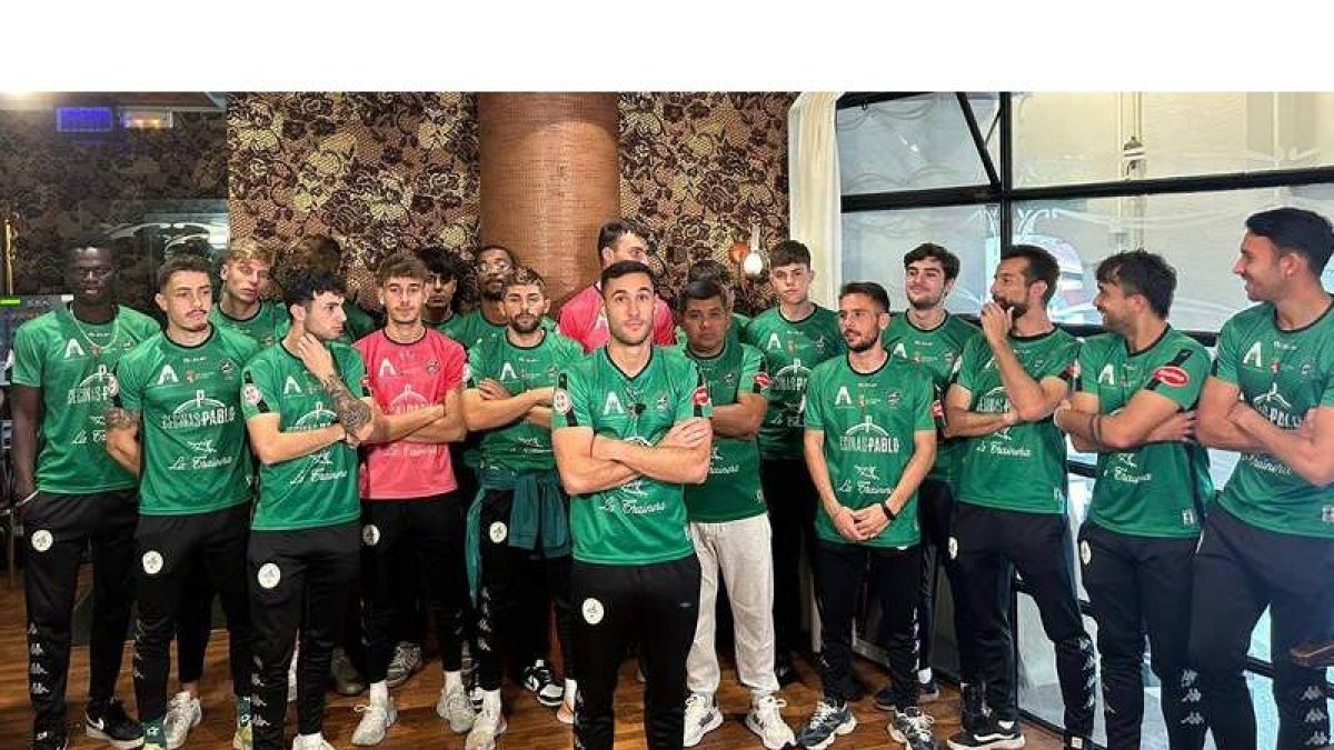 Los jugadores del Atlético Astorga presenciaron el sorteo desde el café-pub Cuadros. AINARA ARCE