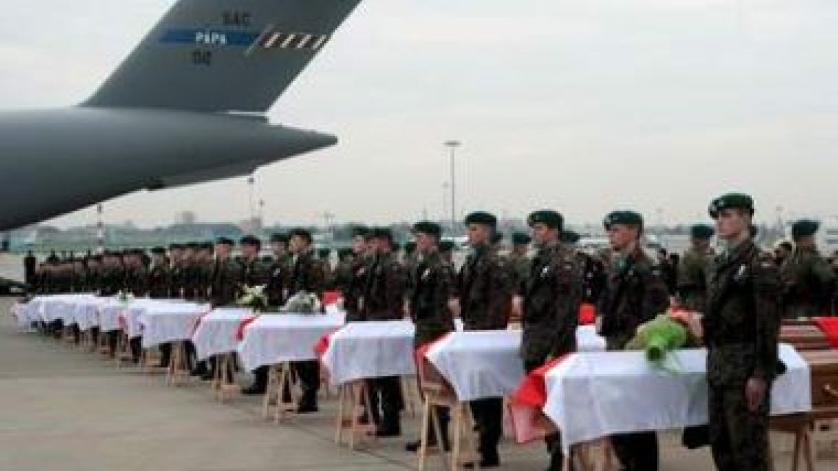Llegada al aeropuerto militar de Varsovia de los féretros con los cuerpos de las víctimas.