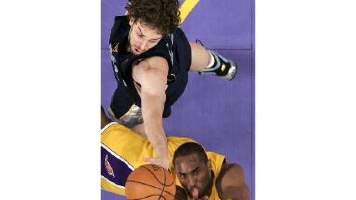 Tapón de Pau Gasol sobre Kobe Bryant