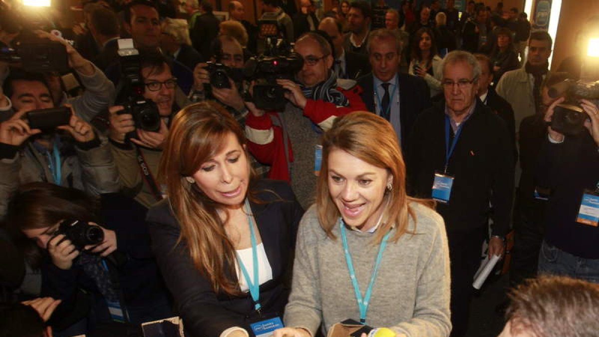 Sánchez-Camacho y De Cospedal durante la inauguración de la convención del PP.