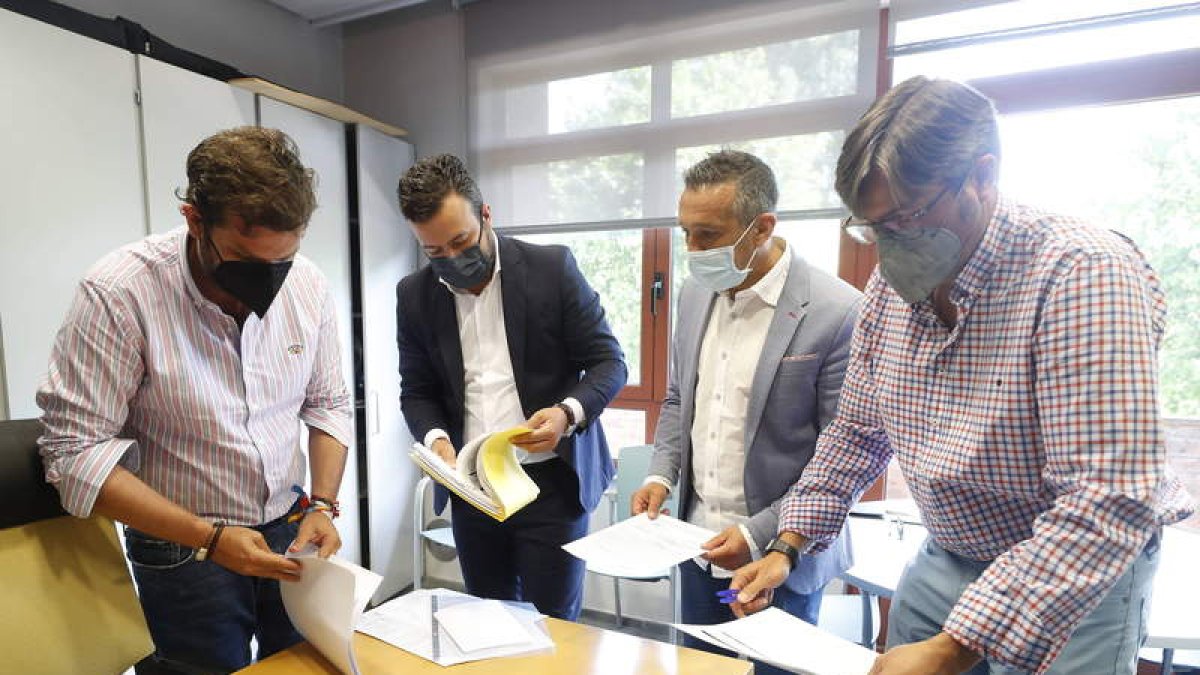 Entrega de avales, ayer en la sede del PP en la capital. RAMIRO
