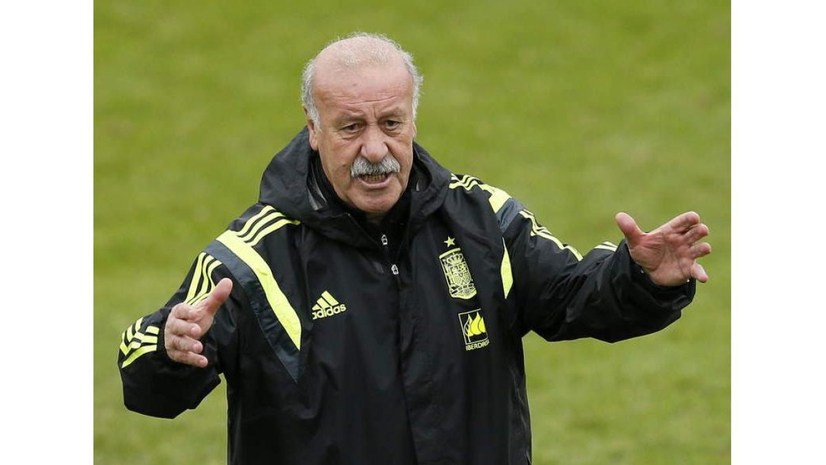 El entrenador de la selección Vicente del Bosque dirige un entrenamiento en Curitiba.