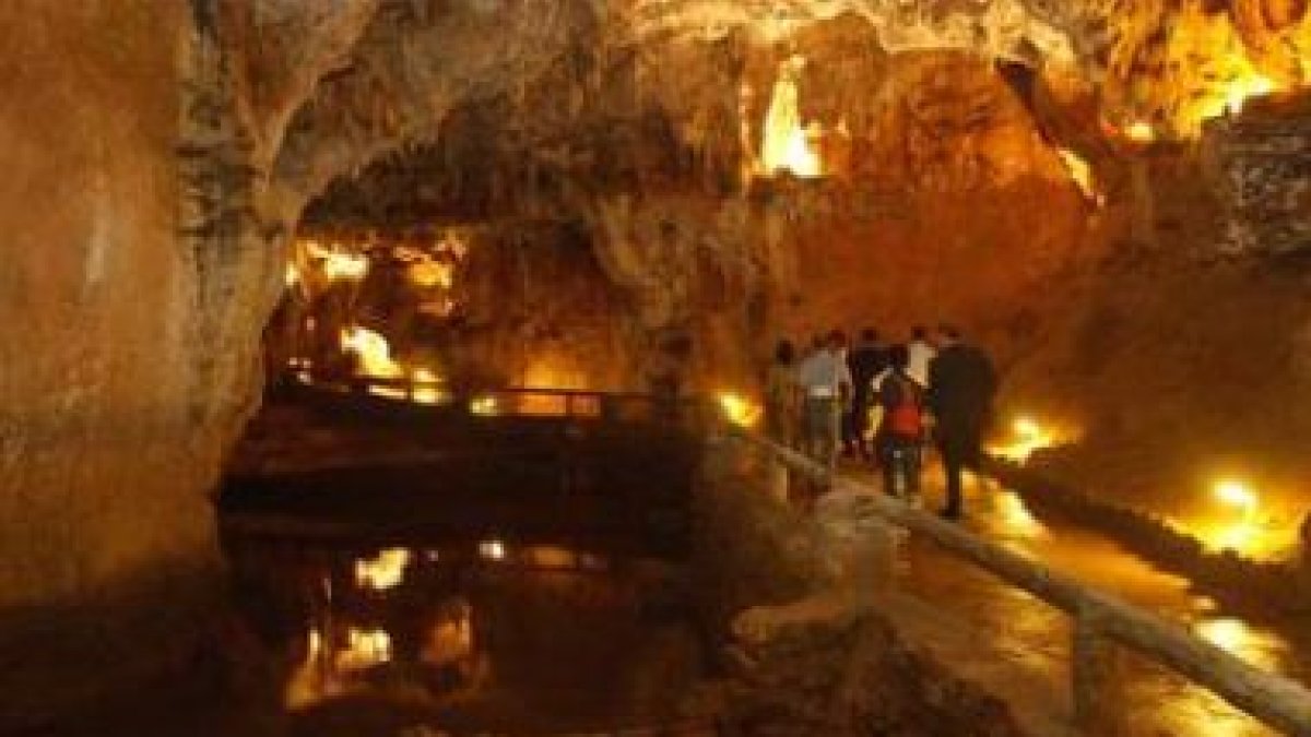 La Cueva de Valporquero son uno de los atractivos turísticos más importantes de León