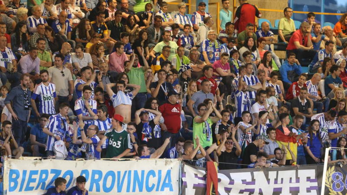 La Deportiva pretende dulcificar con los nuevos precios la decepción del descenso y mantener a seguidores fieles en el estadio. L. DE LA MATA