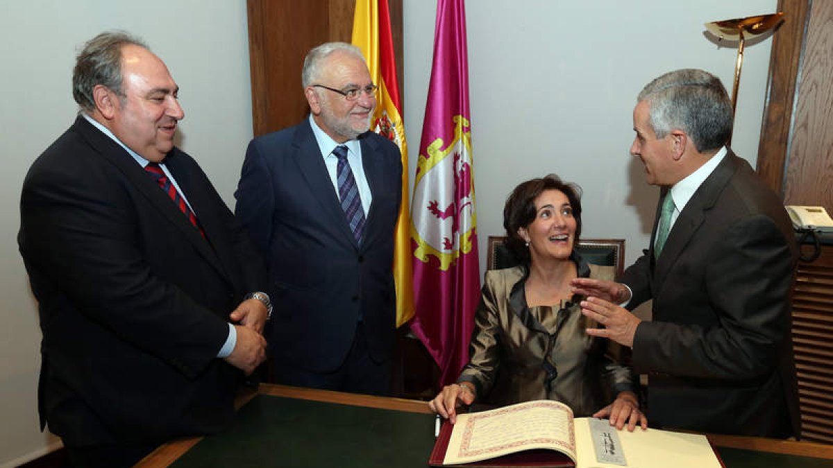 Cirac, firmando en el Libro de Honor de la Ciudad en presencia del alcalde de León y representantes de parlamentos autonómicos.