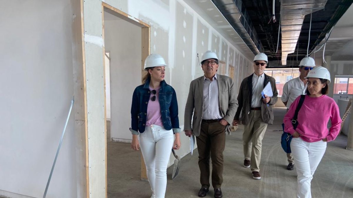 Ester Muñoz y Juan Luis Burón, en la visita al centro de salud de El Ejido. RAMIRO