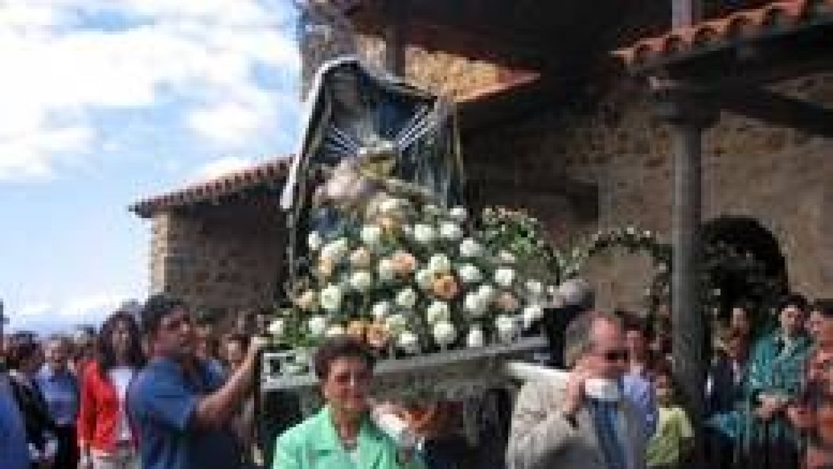 La Virgen de los Dolores sale de la ermita para empezar la procesión