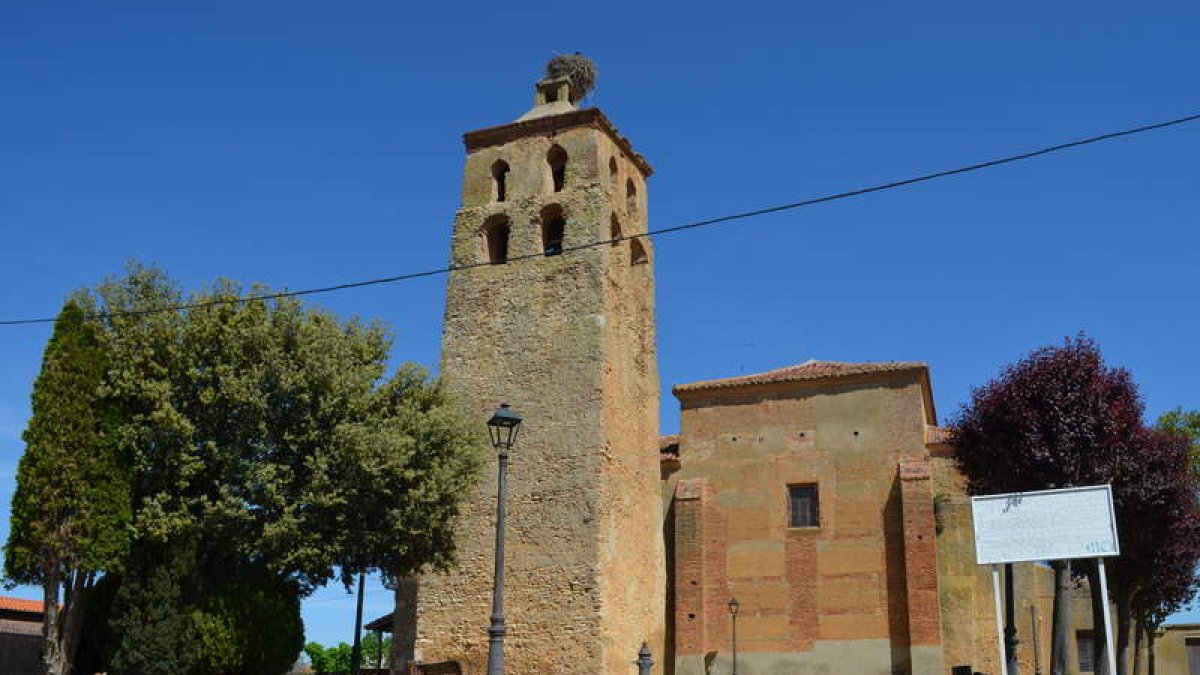 Las imágenes muestran, de arriba a abajo y de izquierda a derecha, distintos lugares de San Millán de los Caballeros como el cuidado porche delante del bar del pueblo, la procesión en honor a San Isidro, la iglesia con su majestuosa torre románica del siglo XIII, el depósito de agua decorado con un gran mural de arte urbano obra del reconocido artista Dadospuntocero y la entrada principal de la iglesia renacentista con su torre románica al fondo. DL